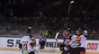 Hokejisté Sparty se radují z gólu v utkání proti Motoru České Budějovice
