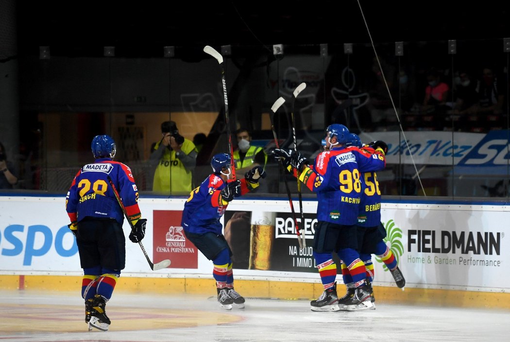 Budějovičtí hokejisté se radují z první trefy utkání, kterou vstřelil mladík Matouš Hrubec