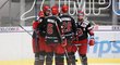 Třinečtí hokejisté se radují z rozhodující branky utkání, kterou vstřelil Martin Růžička
