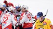 Hokejisté Dynama se radují z gólu v domácím utkání proti Zlínu