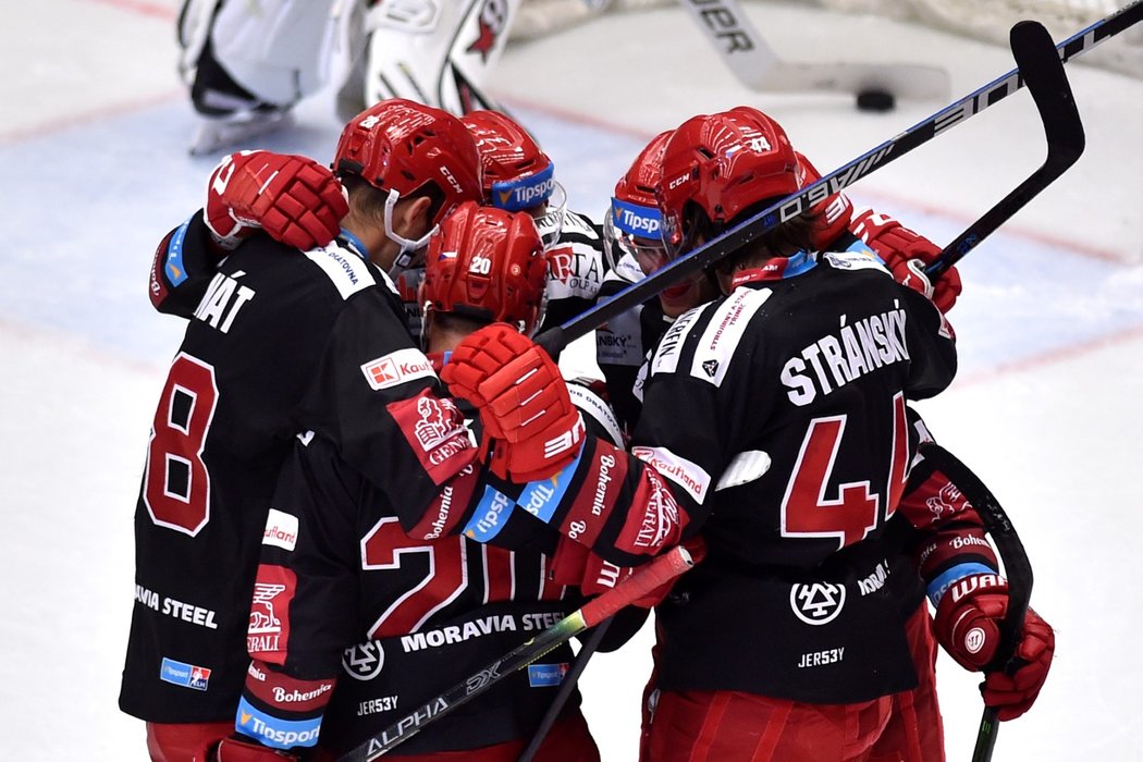 Třinečtí hokejisté se radují z druhé branky finále, kterou vstřelil Michal Roman