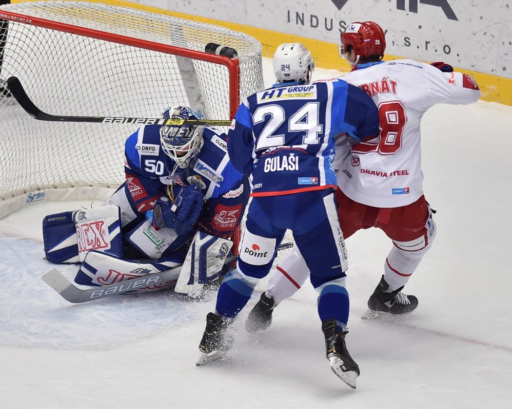 V nepřehledné situaci před brankou Komety zleva Zleva brankář Karel Vejmelka, Michal Gulaši a Martin Gernát