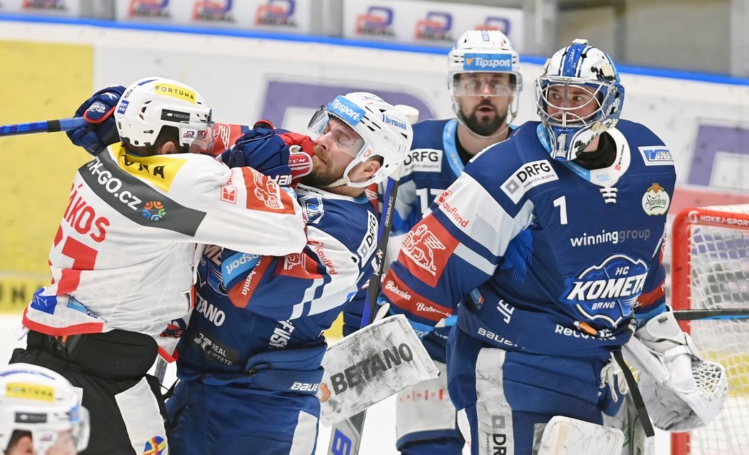 Nervy pracovaly! V utkání Pardubic s Brnem se do křížku dostali Daniel Rákos (vlevo) a Michal Gulaši