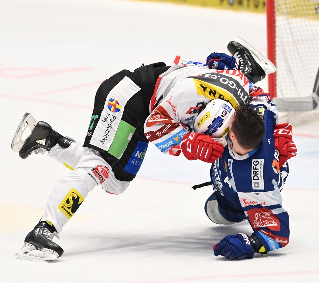 Michal Gulaši z Brna a pardubický Daniel Rákos se do sebe pustili během 23. kola extraligy