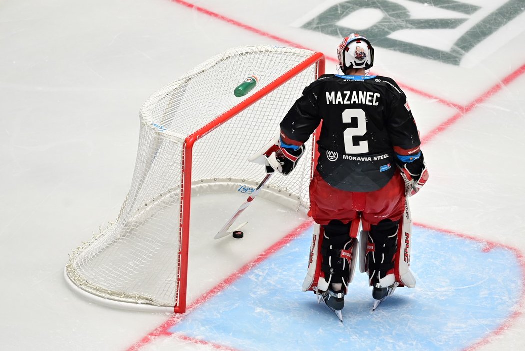 Třinecký brankář Marek Mazanec sbírá puk ze sítě po inkasovaném gólu