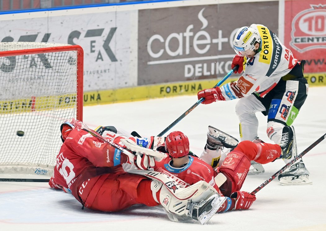 Robert Kousal zalehnul třineckého brankáře Ondřeje Kacetla, a tak trefa Lukáše Radila z Dynama neplatila