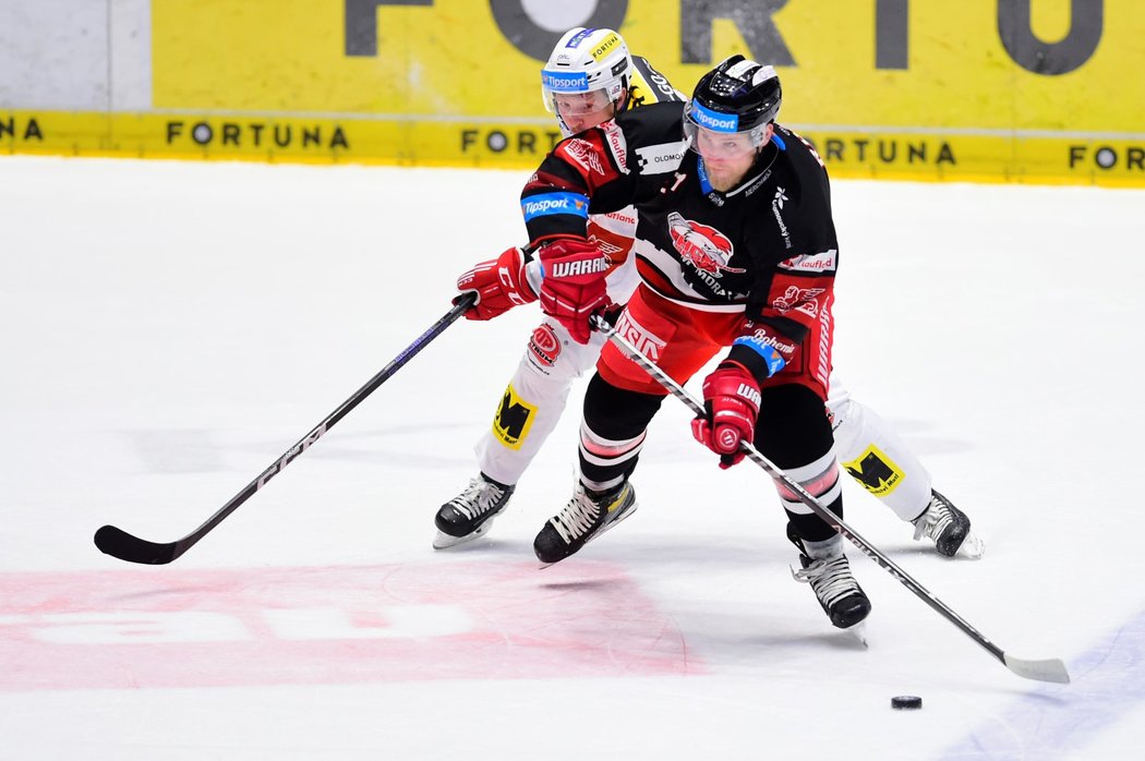 Daniel Rákos (vlevo) nahání olomouckého Alexe Rašnera v utkání 18. kola