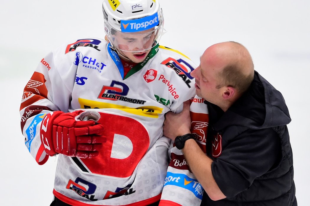 Tomáš Urban v dresu Dynama schytal tvrdý atak u mantinelu, po kterém dostal pětiminutový trest olomoucký Rostislav Olesz