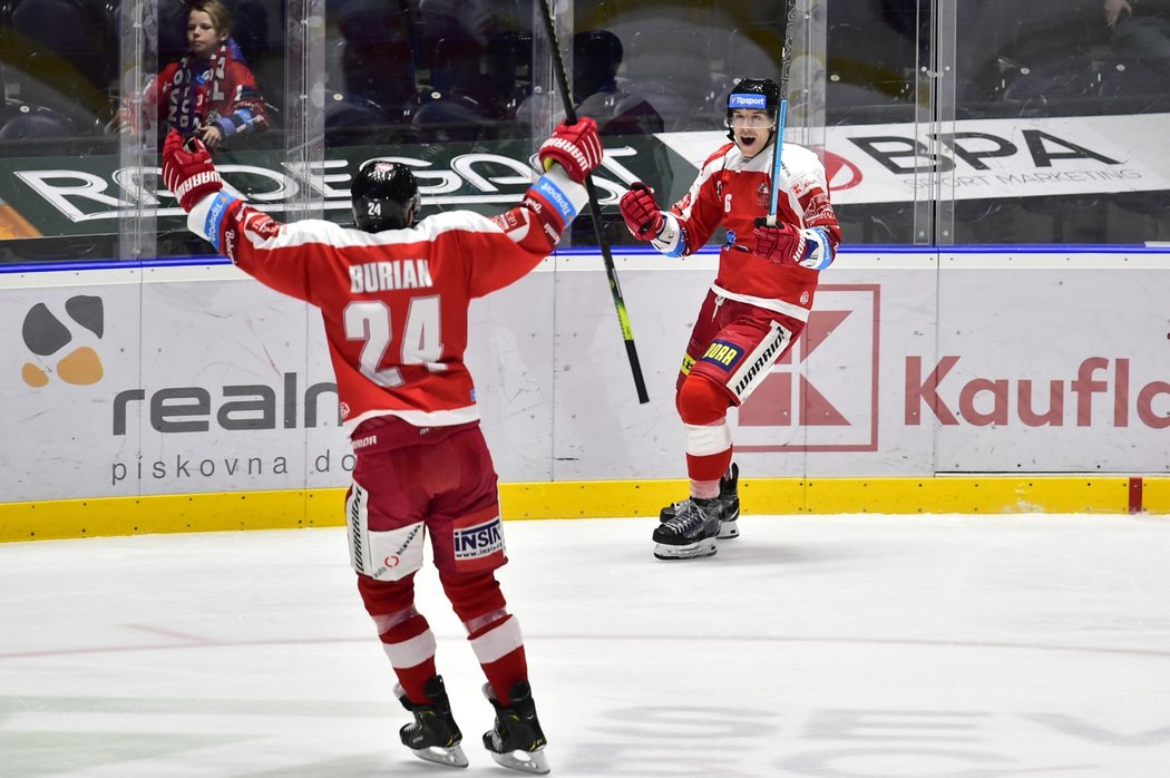 Olomoucký obránce Tomáš Dujsík se raduje z první branky utkání na ledě Pardubic