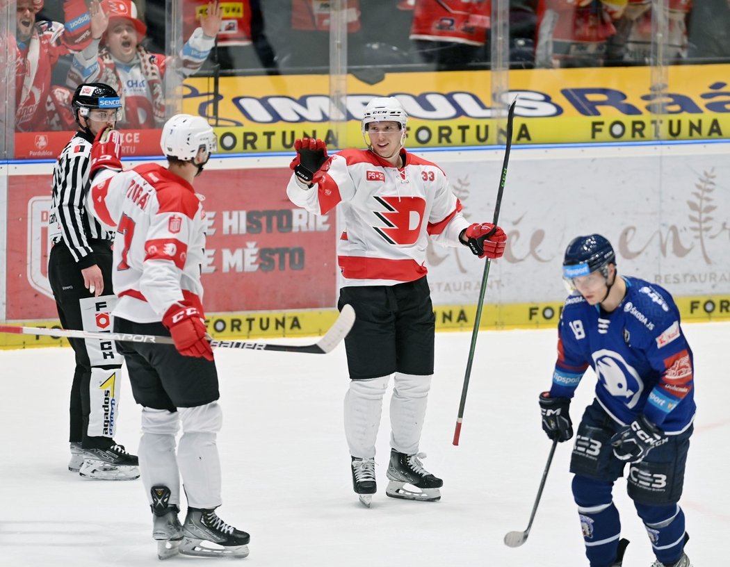 Jan Košťálek zařídil čtvrtý pardubický gól v závěru druhé třetiny