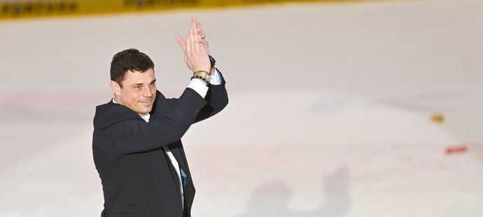Petr Sýkora byl po výhře nad Plzní poděkovat fanouškům i přímo na ledě