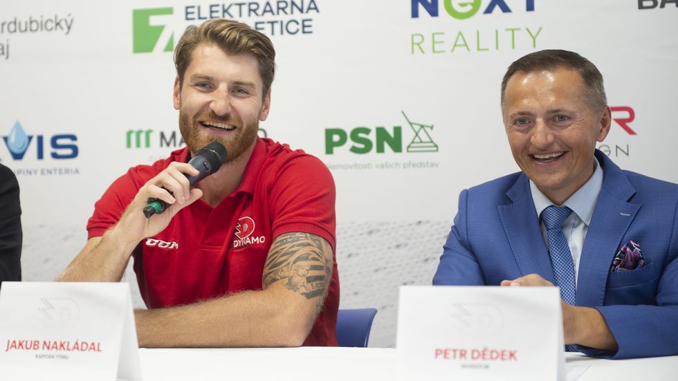 Majitel Petr Dědek a kapitán Jakub Nakládal na tiskové konferenci Pardubic