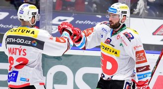 Východočeské derby bralo dech, slaví Pardubice. A Košťálek je démon