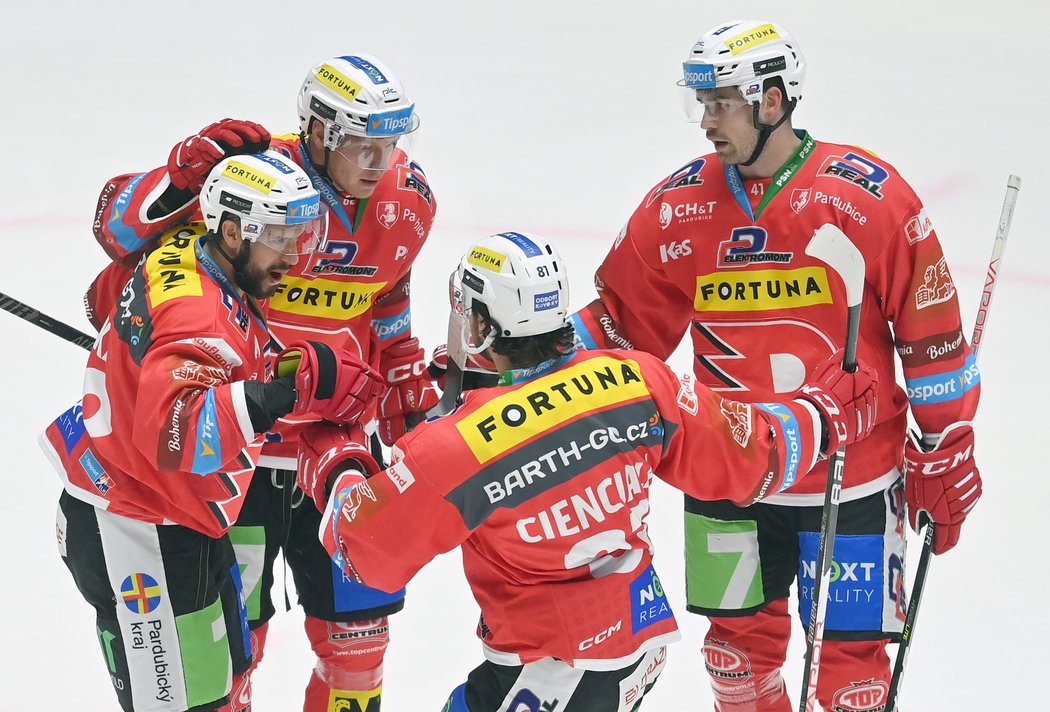 Pardubičtí hokejisté se radují z gólu, vpravo slovenský obránce Peter Čerešňák