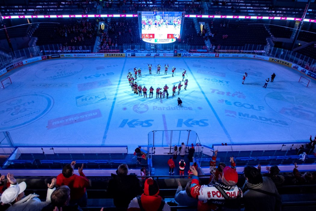 Pardubičtí hokejisté si mohli užít děkovačku po klidné výhře nad Zlínem