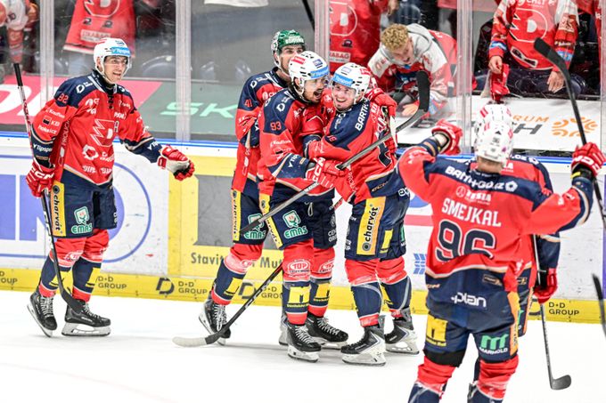 Pardubice - Třinec 5:4p. Oceláři poprvé prohráli, rozhodl Mandát. Uspěla Sparta i Plzeň Pardubice - Třinec 5:4p. Oceláři poprvé prohráli, rozhodl Mandát. Uspěla Sparta i Plzeň