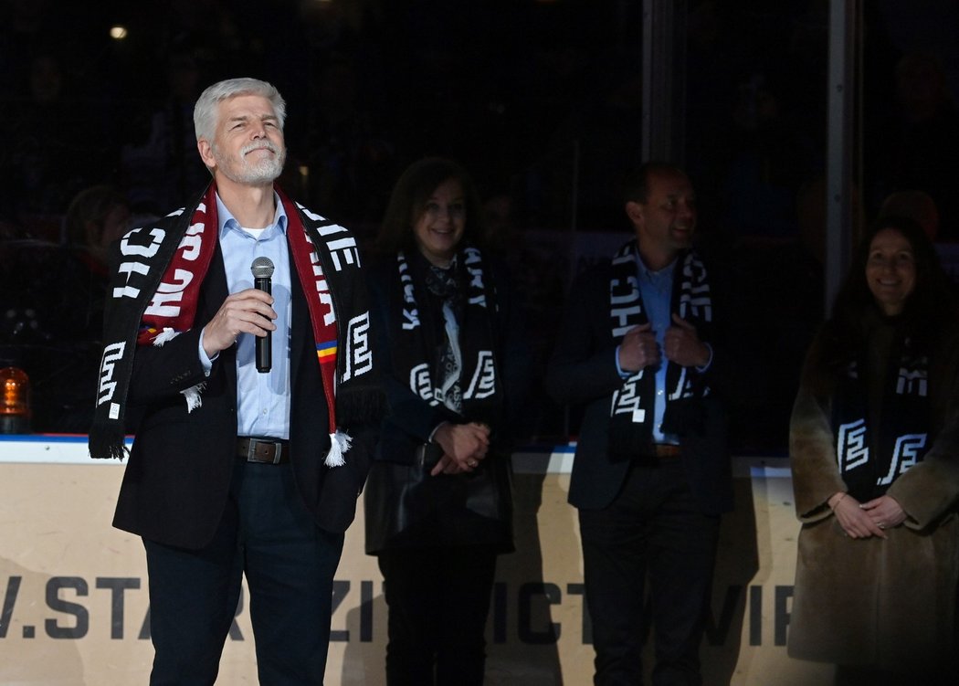 Petr Pavel se představil během hokejového utkání v Karlových Varech
