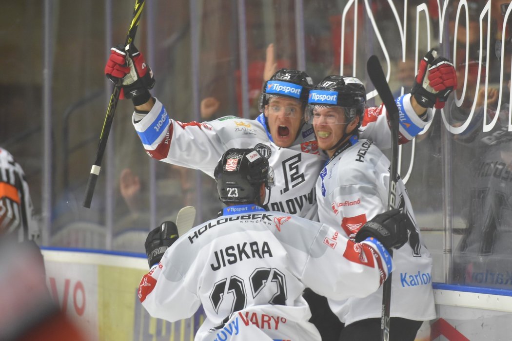 Karlovarští hokejisté se radují z trefy Tomáše Redlicha (vpravo)