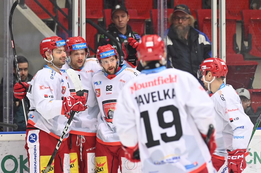 Hradečtí hokejisté se radují z gólu na ledě Karlových Varů