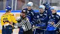 Budějovický útočník Matej Kašlík se pustil hned do trojice protihráčů z Komety