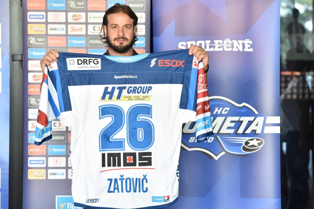 Martin Zaťovič ukazuje nový dres Komety Brno pro nadcházející extraligovou sezonu