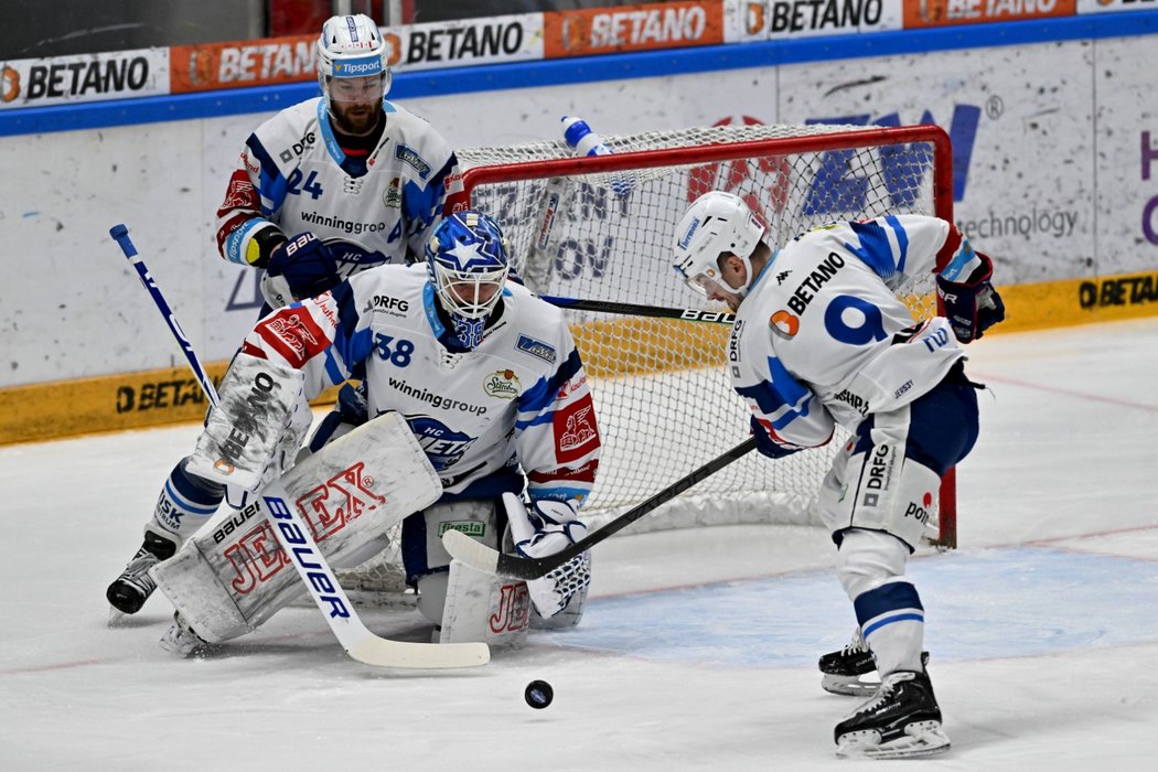 Zleva Michal Gulaši, brankář Brna Dominik Furch, Jakub Flek