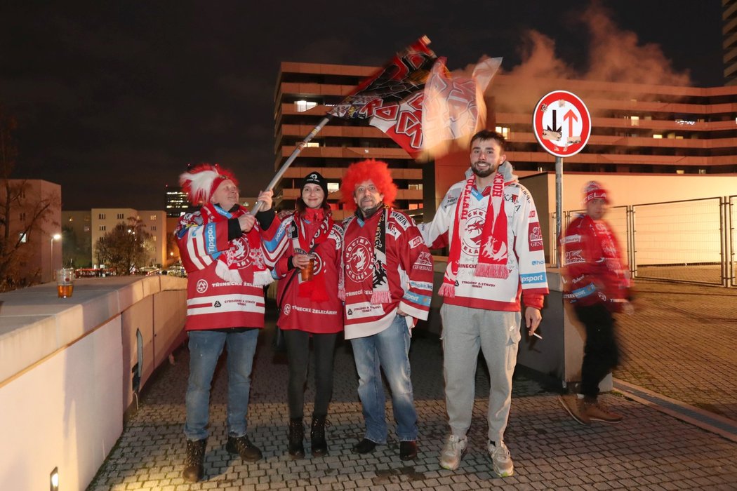 Fanoušci Třince před stadionem v Bratislavě