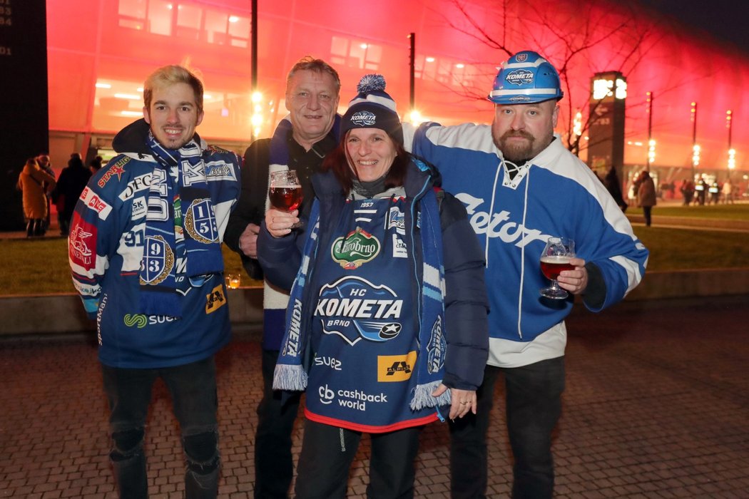 Fanoušci Komety před stadionem v Bratislavě