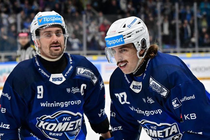 Love Island v Brně? Svéráz Pospíšil ožil v první lajně. Sedli si, těší trenéra Love Island v Brně? Svéráz Pospíšil ožil v první lajně. Sedli si, těší trenéra