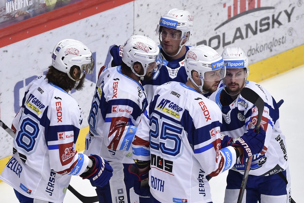 Peter Mueller, Martin Zlaťovič, Marcel Haščák, Vladimír Roth a Petr Holík slaví branku do sítě Třince