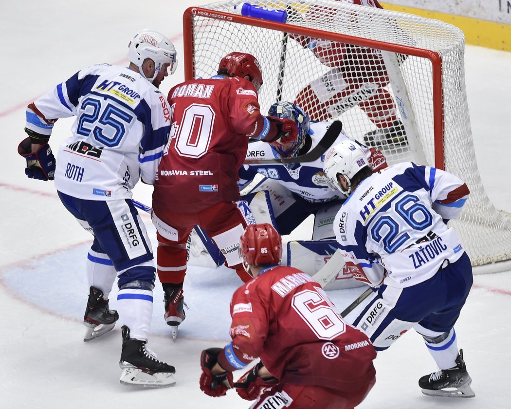 Vladimír Roth, Miloš Roman, Tomáš Marcinko a Martin Zaťovič v závaru před brankou, kterou hájí Matej Tomek 