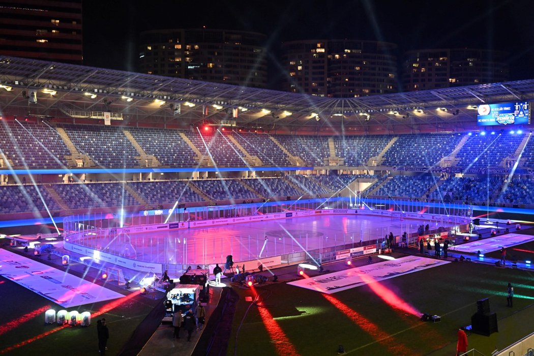 Hokejisté Třince a Komety hrají pod širým nebem na fotbalovém stadionu v Bratislavě