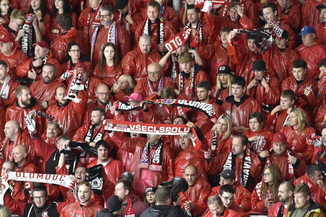 Olomoučtí fanoušci dorazili na utkání v Brně v červených pláštěnkách