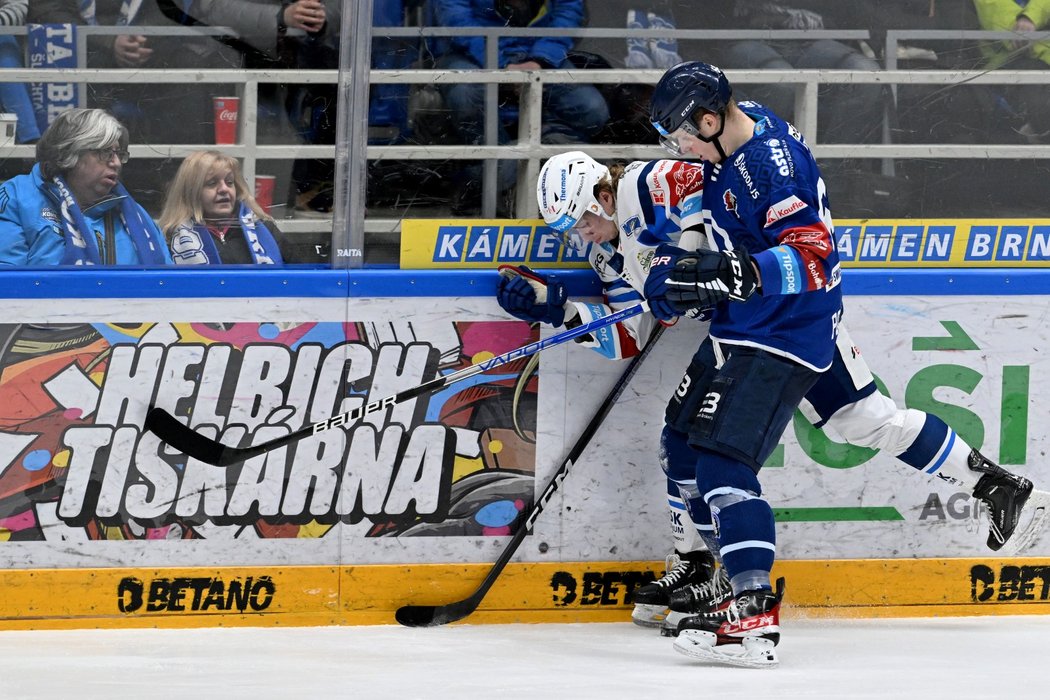 Boj u mantinelu mezi Jakubem Pourem (Plzeň) a Rhettem Hollandem (Brno) během 46. kola extraligy