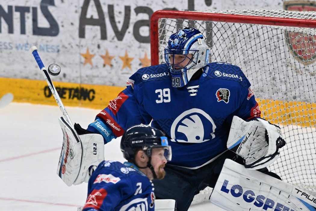 Brankář Plzně Dominik Pavlát zasahuje v utkání s Brnem, před ním zadák Jan Jaroměřský