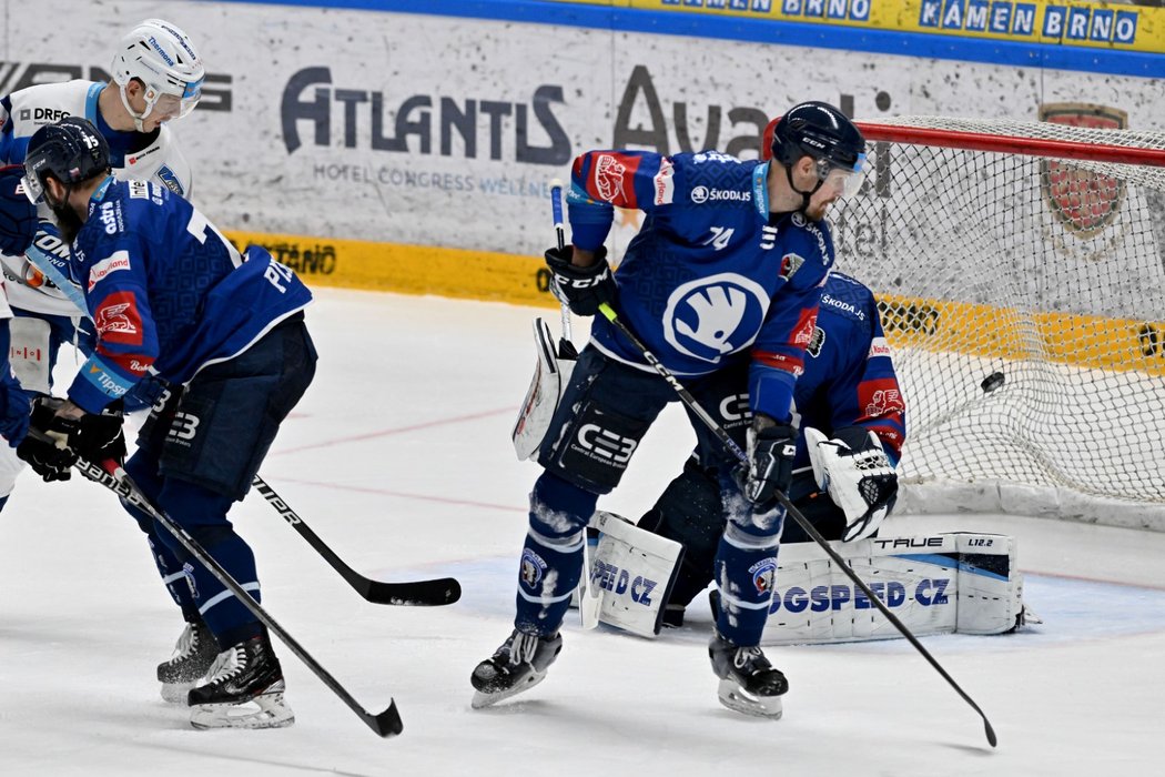 Plzeňský Dominik Pavlát inkasuje, před ním zleva brněnský Kim Strömberg a obránci Jan Piskáček s Janem Jaroměřským