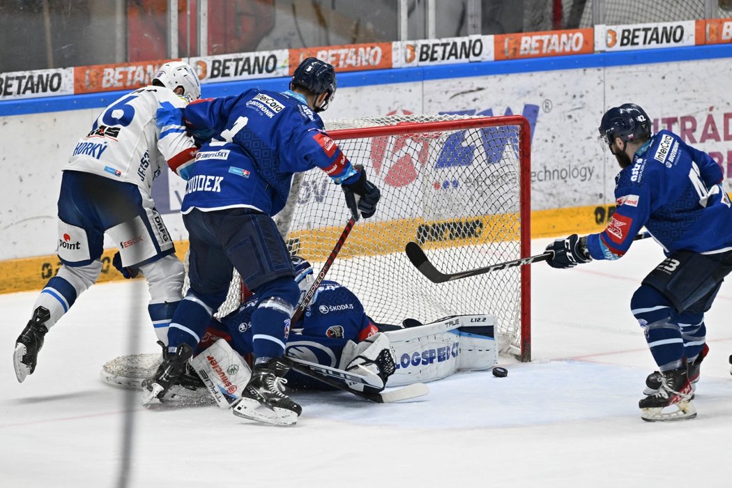 Počínání brněnského Luboše Horkého sledují brankář Dominik Pavlát a hráči Michal Houdek a Filip Suchý z Plzně