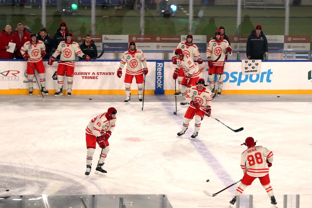 Třinečtí hokejisté během rozbruslení před zápasem v Bratislavě