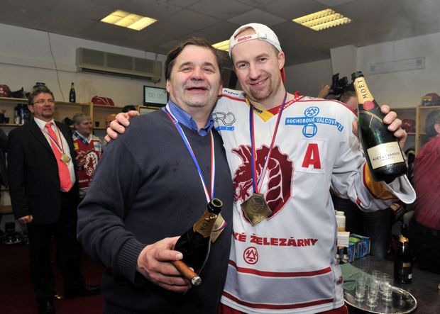 Jan Peterek vyhrál s Třincem titul v roce 2011 jako hráč, u toho loňského byl už jako funkcionář Jan Peterek vyhrál s Třincem titul v roce 2011 jako hráč, u toho loňského byl už jako funkcionář