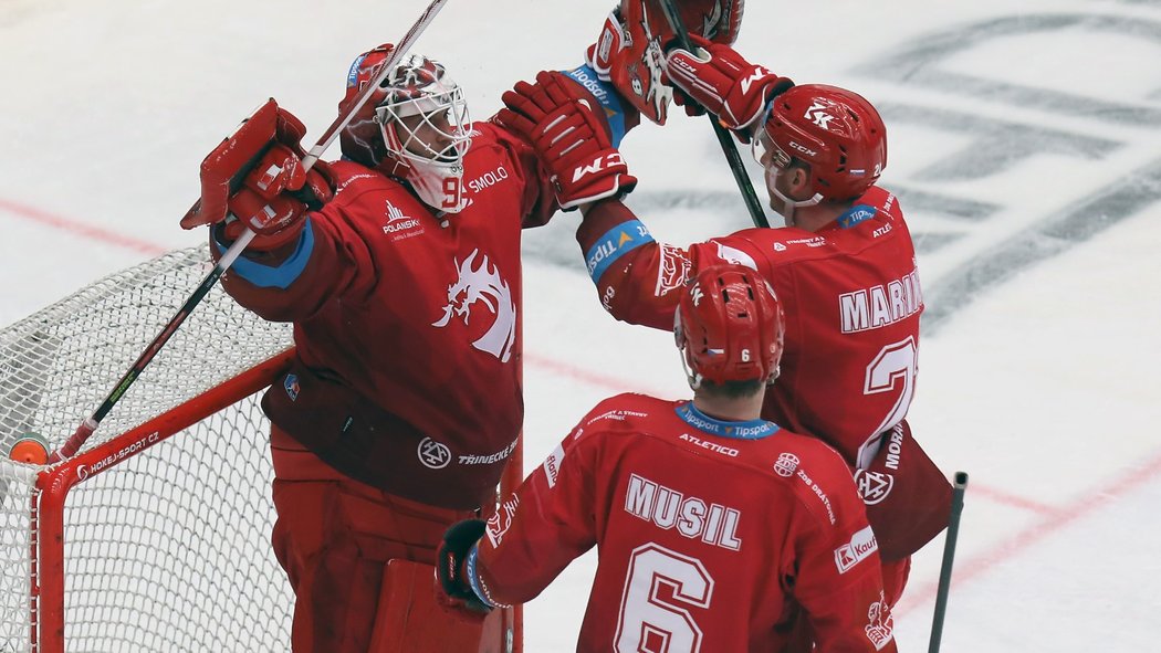 Martin Marinčin slaví vítězství s brankářem Třince Ondřejem Kacetlem