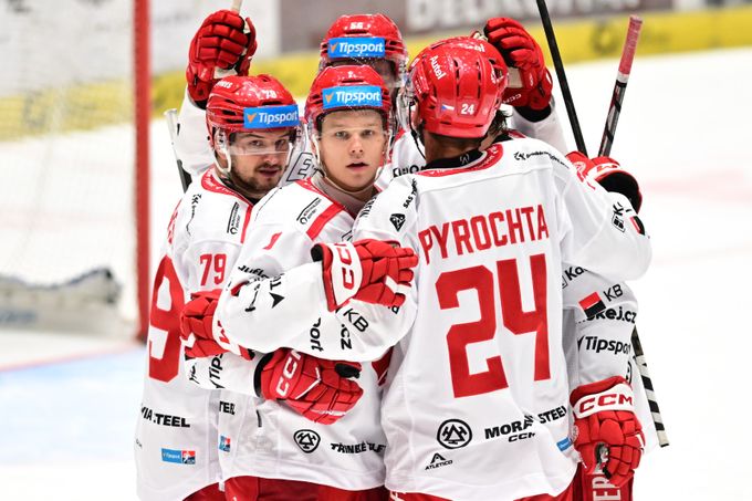 ONLINE: Pardubice - Třinec 2:2. Sparta porazila Vítkovice, Kladno padlo s Karlovými Vary ONLINE: Pardubice - Třinec 2:2. Sparta porazila Vítkovice, Kladno padlo s Karlovými Vary