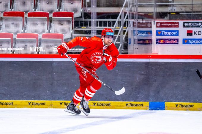 Od extraligy obdržel výjimku na výstroj. Jak barevná vychytávka pomáhá Kovařčíkovi? Od extraligy obdržel výjimku na výstroj. Jak barevná vychytávka pomáhá Kovařčíkovi?