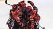 Hradečtí hokejisté oslavují rozhodující branku Radovana Pavlíka na ledě Třince