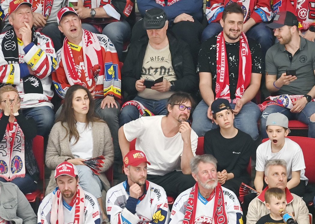 Bývalý hokejista Petr Čajánek sleduje finále mezi Třincem a Hradcem (v bílém triku)