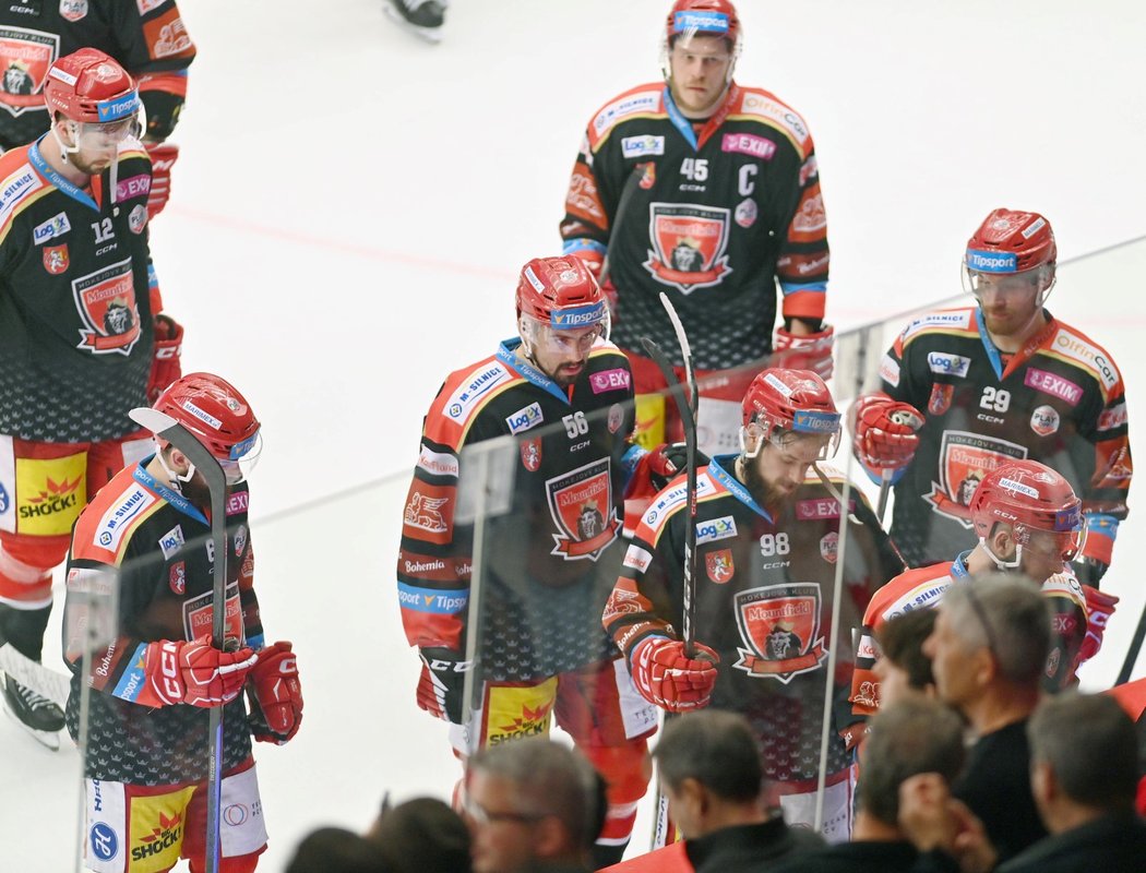 Smutní hradečtí hokejisté opouští třinecký led po třetí finálové prohře