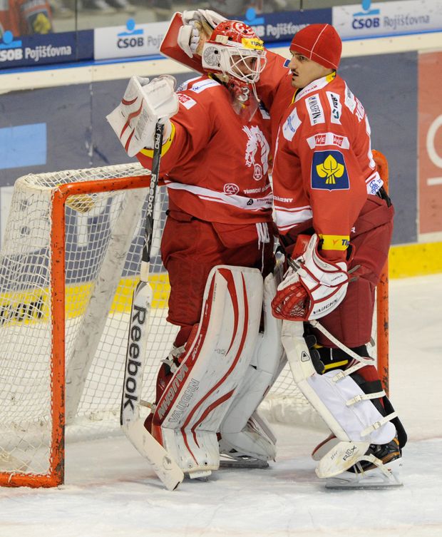 Šimon Hrubec a Peter Hamerlík, dva brankáři, kteří dovedli Třinec k mistrovským titulům Šimon Hrubec a Peter Hamerlík, dva brankáři, kteří dovedli Třinec k mistrovským titulům