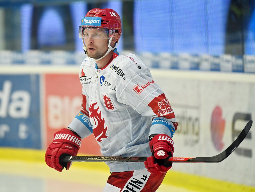 Zatímco Petr Vrána bojuje s Třincem v play-off, jeho partnerka Nikola Ogrodníková pobývá v Africe