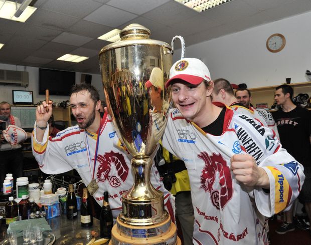Lukáš Zíb (vpravo) se výraznou měrou podílel na prvním titulu Třince v roce 2011 Lukáš Zíb (vpravo) se výraznou měrou podílel na prvním titulu Třince v roce 2011