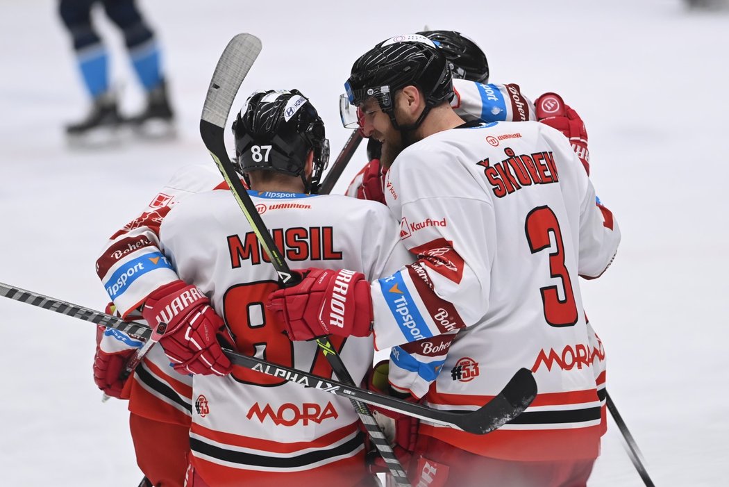 Olomoucká radost po gólu na 1:0 proti Liberci. Vpravo střelec David Škůrek, vedle něj Pavel Musil