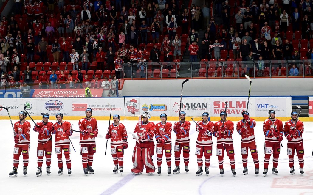 Olomoučtí hokejisté děkují divákům za podporu v prvním utkání sezony